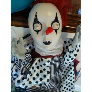 Halloween Outdoor Swinging Clown That Sings, Head Moves His Eyes Light Up 3AA